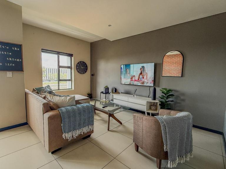 Bright Rosebank Gem Connected to the Mall with Backup Generator - B&B Johannesburg