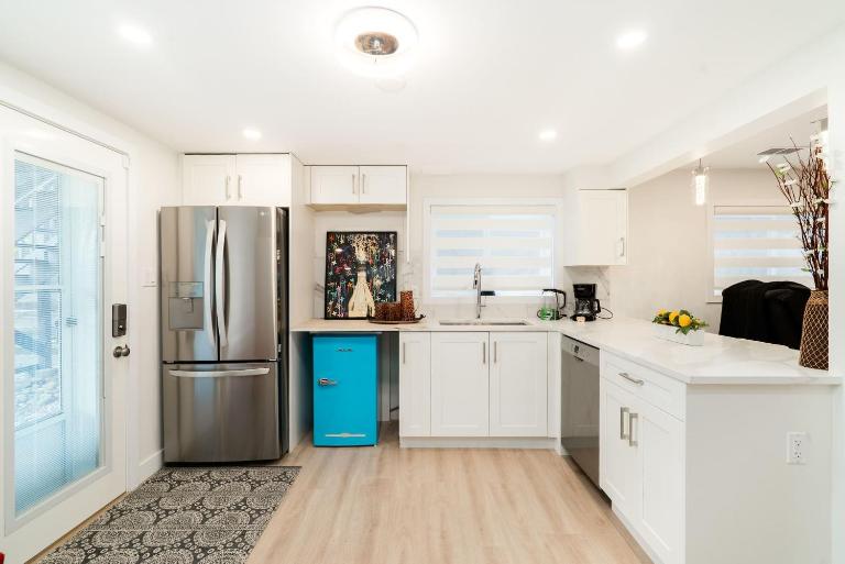 Modern Private 2 Bedrooms near Seawall & shops - B&B West Vancouver