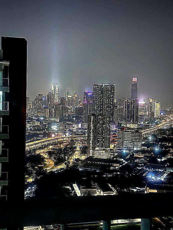 Ayazuki Sky Suite KLCC View 2BR Free Parking Netflix Swimming Pool - Bed and Breakfast Kuala Lumpur