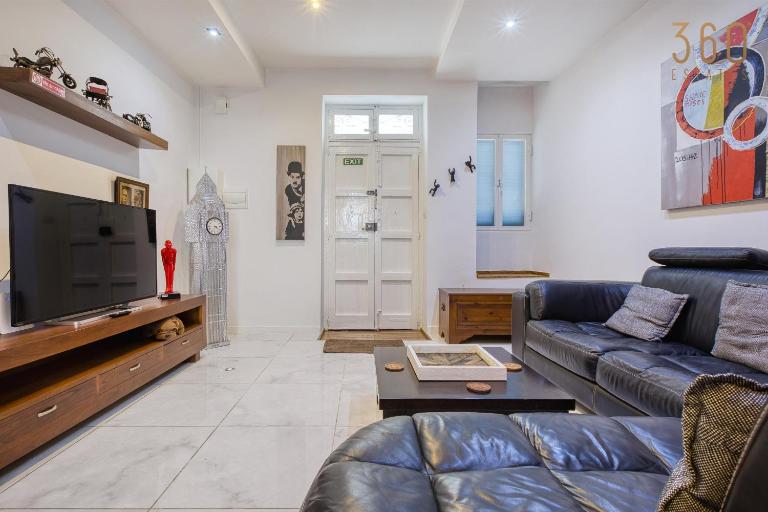 Sunlit Rabat Maisonette with Private Terrace & BBQ by 360 Estates - Chambres d'hôtes Rabat