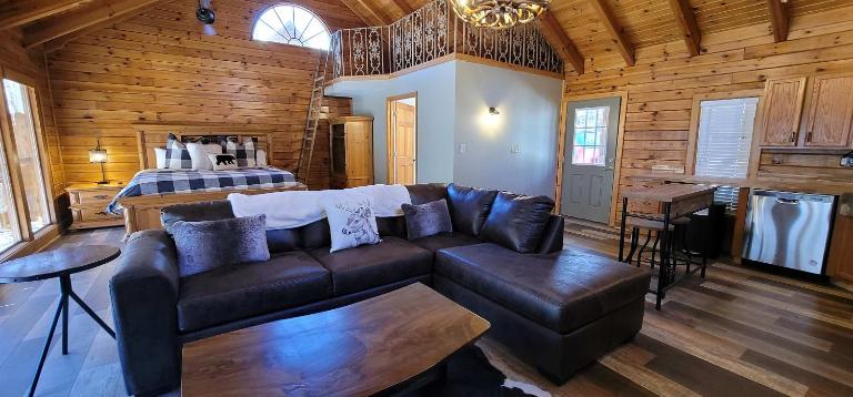 Lovely Family Riverfront Home Sleeps 4 with Water Views - B&B Townsend