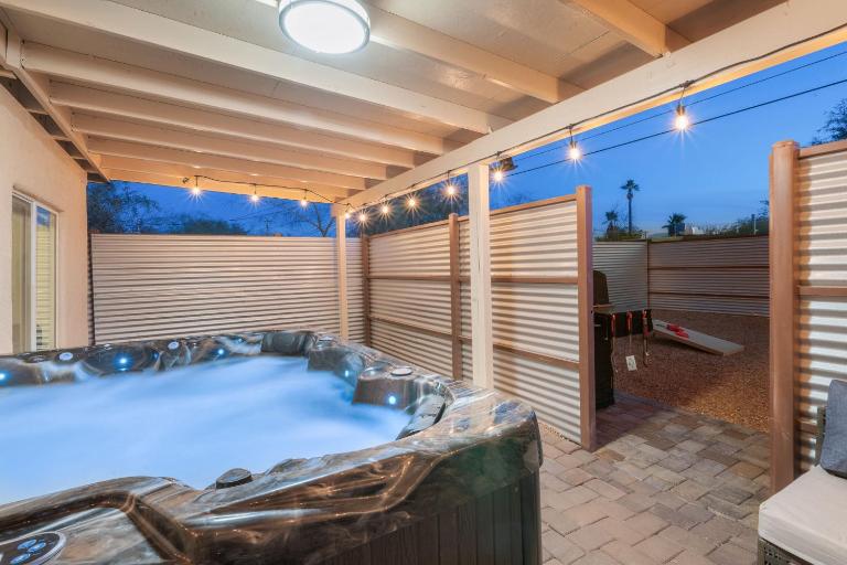 3BR 2BA Cozy Home with Jacuzzi Near Downtown - B&B Tucson