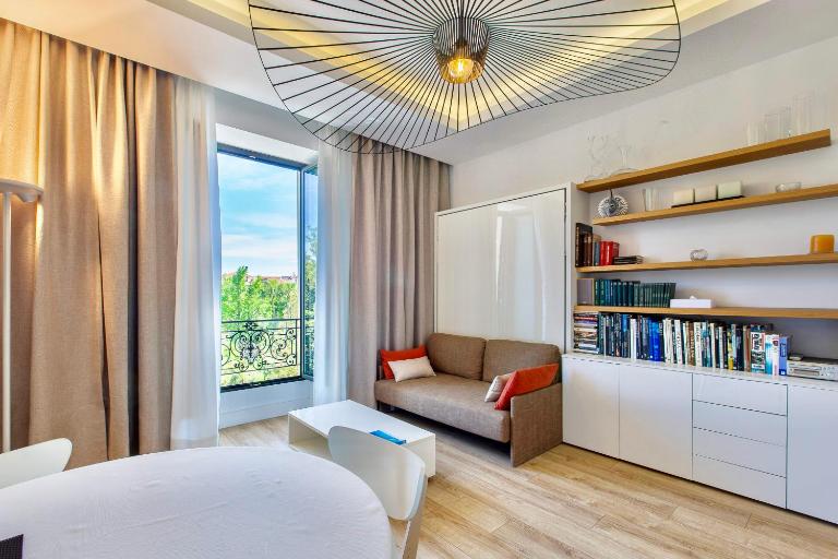 GRAND HÔTEL Golden Square 3 min to Beach Green Corridor View AC - Chambres d'hôtes Nice