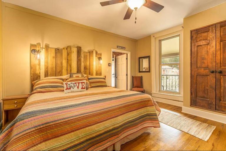 All Aboard Stylish Downtown Loft, Walk to Restaurants, Shops, Train - B&B Bryson City