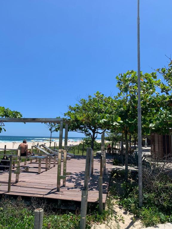 Duplex em Itaúna 4min da Praia que ocorre o WSL, 1min da pista de skate do LS, pracinha com parque infantil, quadra de futebol, tudo isso a 1 min da duplex, perto do comércio, wi-fi super rápido, monitoramento 24hrs - B&B Saquarema