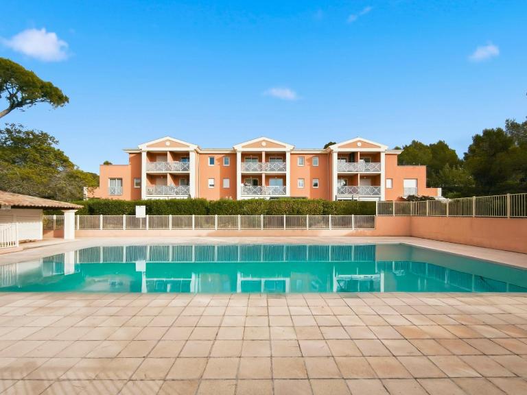 Pomme de Pin - Piscine, Tennis et Parking - Chambres d'hôtes Saint-Raphaël