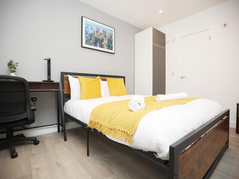 Church Leaze House by N And N Stays, Huge 6 bed house with all ensuite rooms for a hotel like experience, Contractor Friendly, Close to YTL Site, Private Parking and Fast Wifi - Chambres d'hôtes Shirehampton