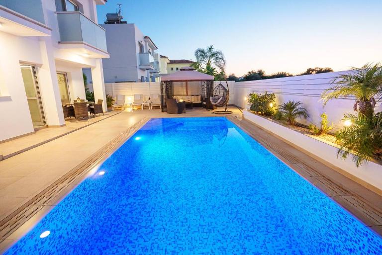 Hubstay - Blue Harmony Villa in Protaras - 5 min Walk to the Beach - Ferienwohnung Paralímni