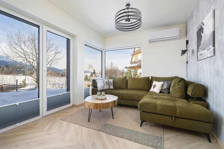 Hrube Wierchy Apartment in Zakopane with Mountain View, Parking and Air Conditioning by Renters Prestige - B&B Zakopane