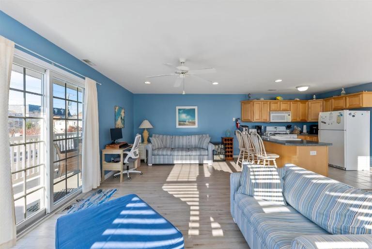 Spacious 3BR Condo w/ Parking & Outdoor Shower - Bed and Breakfast Wildwood