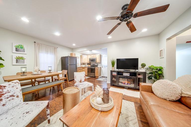 Walk to GOTL Strip! Family Cottage w/ Laundry - Chambres d'hôtes Geneva