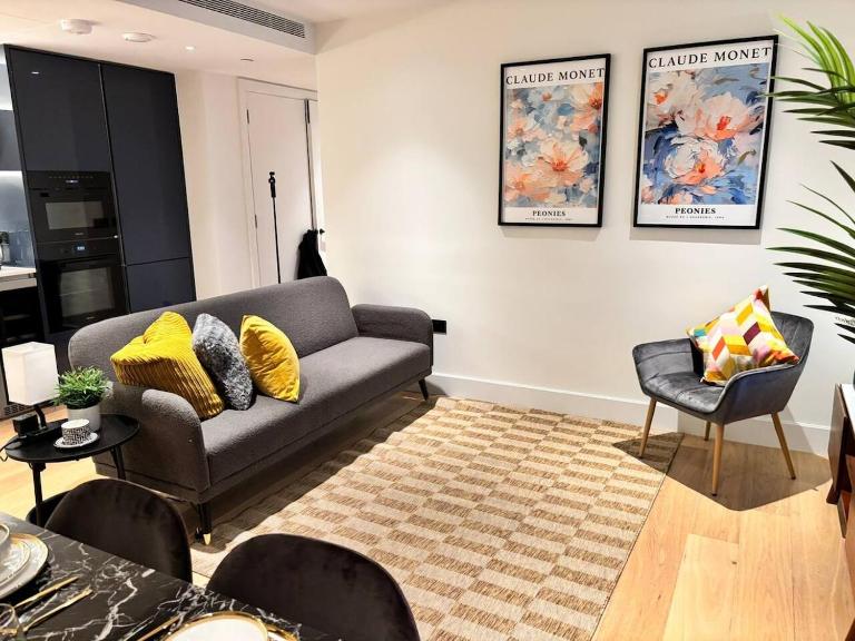 Luxury 2BR- Sleeps 5- Westfield Apartment- 3 min to station- Perfect for Families Shopping - Bed and Breakfast Londen
