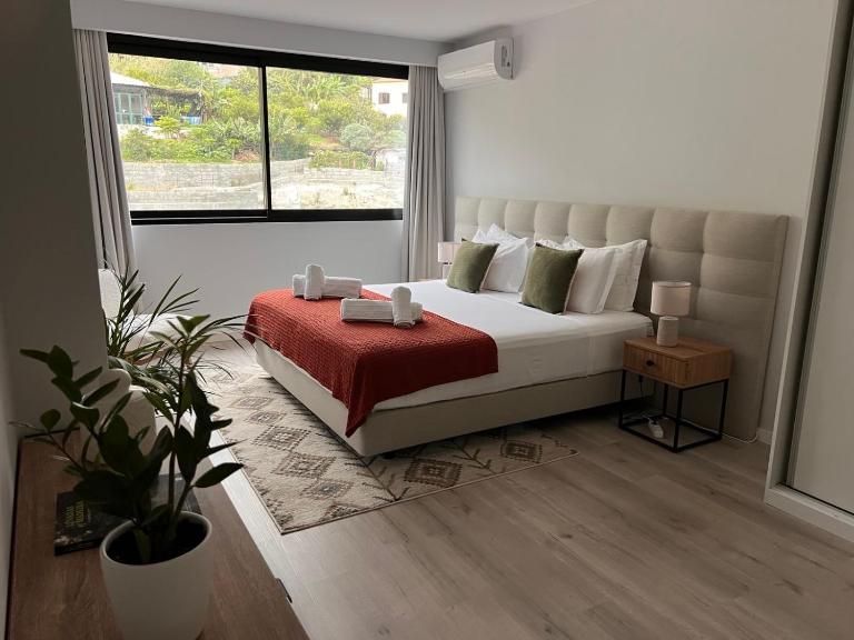 New 3 Bedroom Luxury Family Apartment - Airco, King Size Beds, Fully equipped kitchen, Balcony, Washingmachine, 2 bathrooms, Free parking, Fast Internet, 142m2 - Chambres d'hôtes Machico