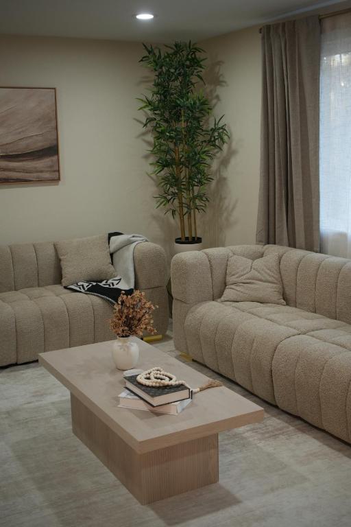 Stylish 4BR Getaway, Foosball, Easy Highway Access - B&B Westminster