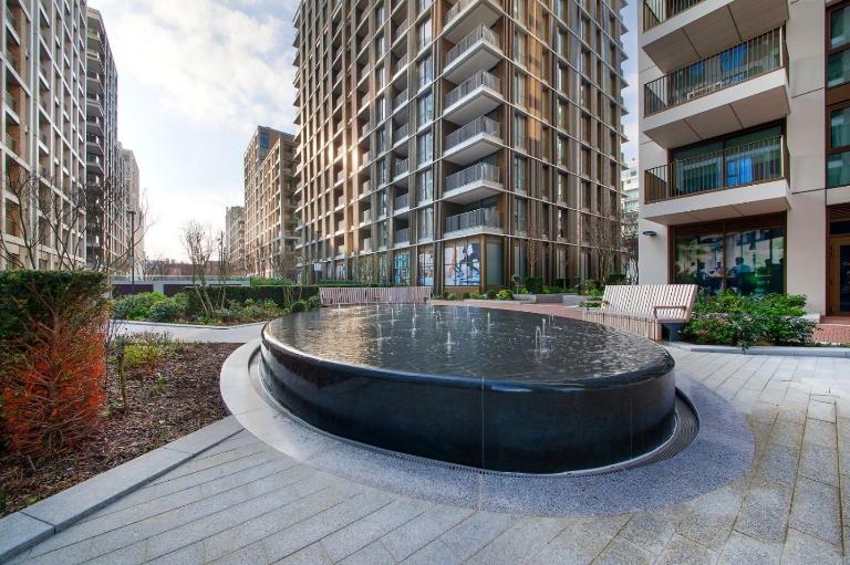Stylish Chelsea 2BR - at BatterseaPS Shopping Mall, Family Friendly - B&B London