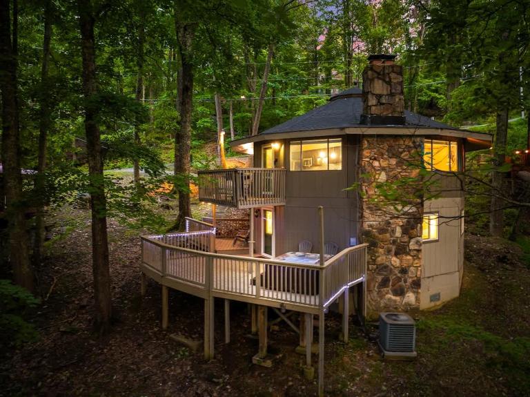 Cozy Cabin Villa Getaway with Hot Tub half mile from OBER - Ferienwohnung Gatlinburg