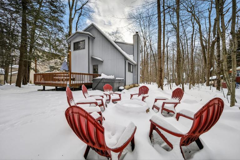 Peaceful Arrowhead Lakes Getaway Perfect for Spring and Summer Hot Tub Deck 3BR Home - B&B Thornhurst