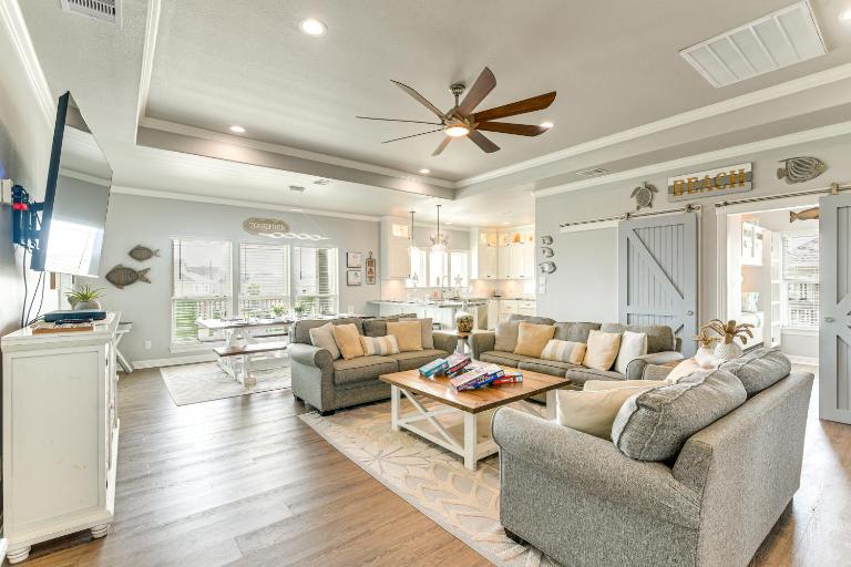 Walk to Shore: Crystal Beach Escape w/ Deck & Bar! - Ferienwohnung Crystal Beach