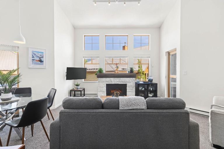 3BR in Tyndall Stone Lodge, Village Location with Olympic Plaza Views, Fireplace, Hot Tub - B&B Whistler