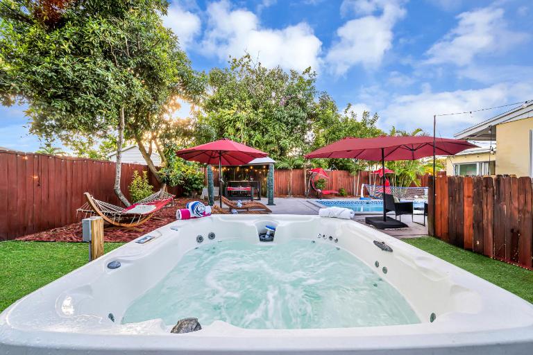 Heated Pool Spa BBQ Pool Table WiFi Near Beach-Downtown Fun - B&B Palm Beach Gardens