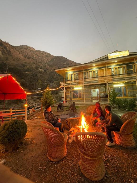 Rivertouch Tirthan Cafe and Stay - B&B Kotla