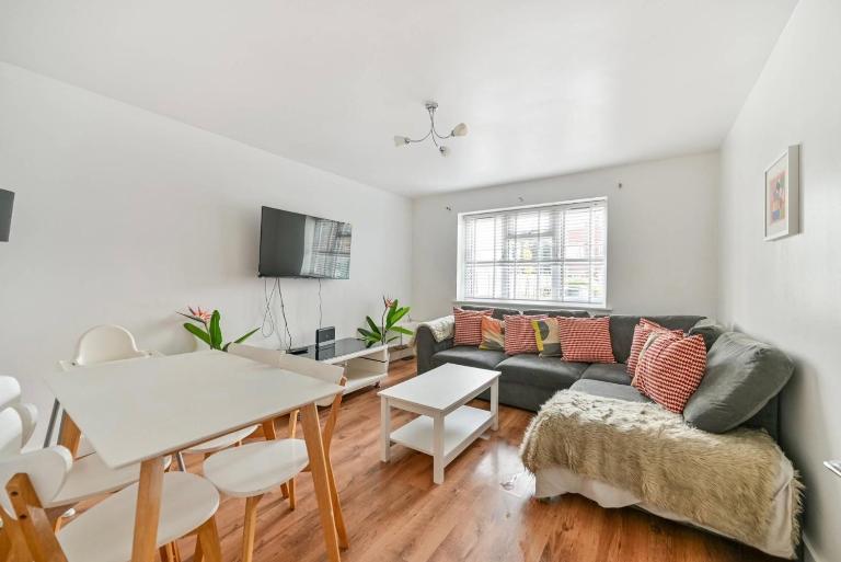 Serene 2 Bedroom Flat Free Off-Street Parking 1 ELWB Van Close to Tube - Bed and Breakfast Londen