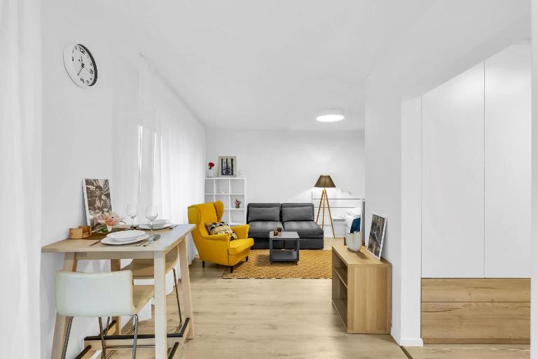 Sunny Yellow Vibes Studio - Balcony & Prime Location - Chambres d'hôtes Bratislava