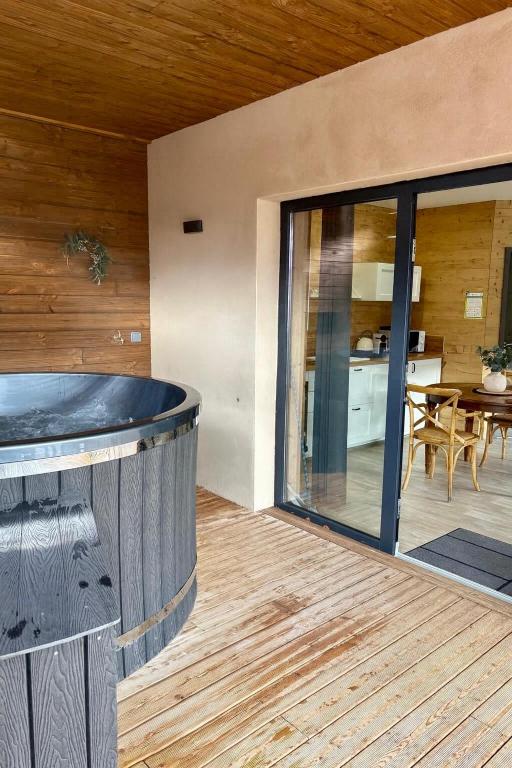 Chalet Lilas, spa privatif, 2p - Bed and Breakfast Rochesson