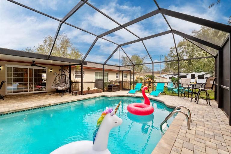 Exquisite Retreat with Heated Pool for 14 Guests, Pool Table Paradise! - Bed and Breakfast Brandon