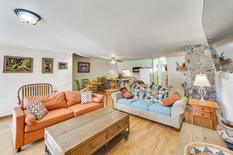 Main Street Red River Condo w/ Fireplace & Views! - Chambres d'hôtes Red River