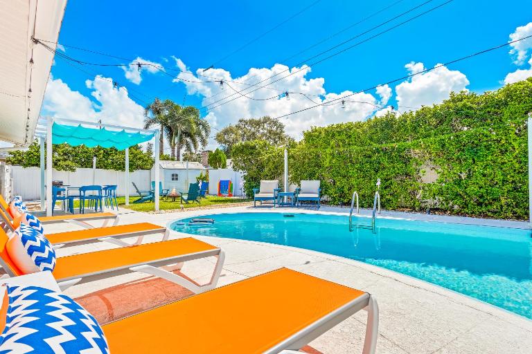 Private Oasis w Heated Saltwater Pool & Hot Tub - Bed and Breakfast Bradenton