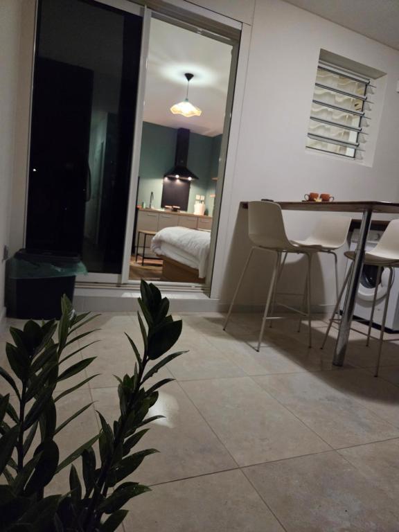 Sawadee Studio, meublé & jardin - B&B Saint-Denis