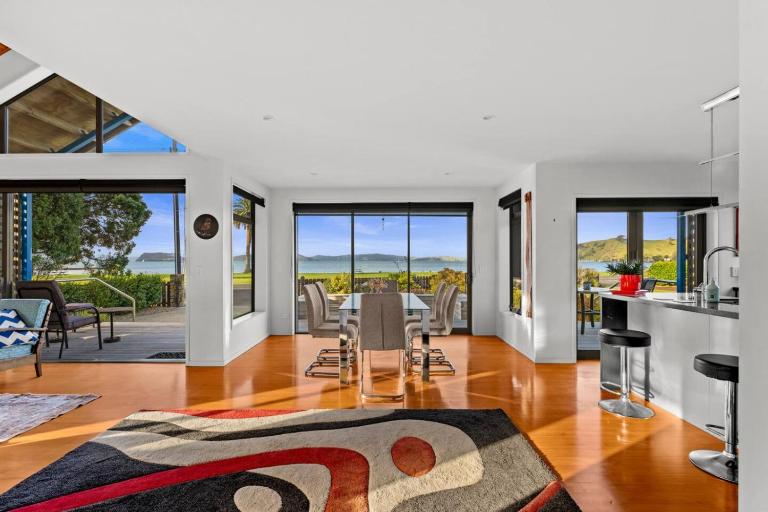 Stunning Beachfront Home - 15 minutes to Clevedon - B&B Kawakawa Bay