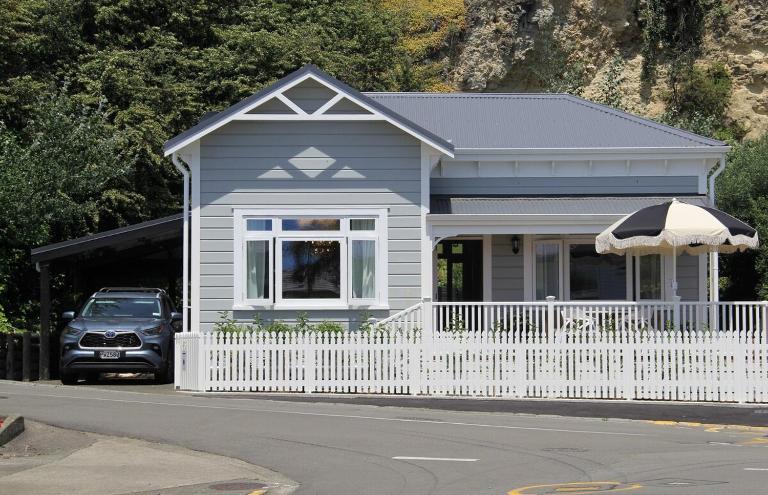 Seapoint Cottage, Luxury Accommodation - B&B Napier