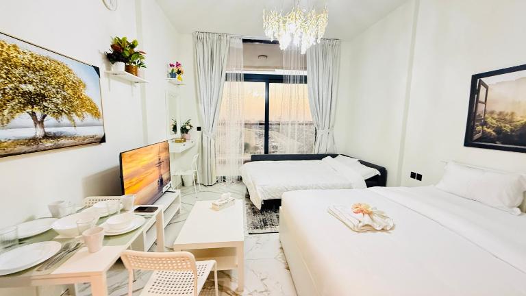 Petalz Luxury furnished studio with Balcony Swimming Pool Gym Kids play ground - B&B Dubái
