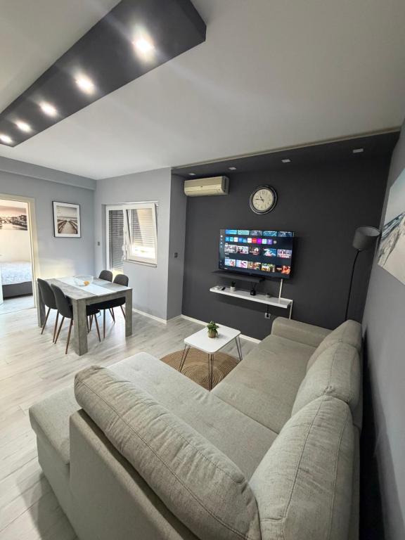Apartment Saint Tropez Budva, Privatna garaža - Bed and Breakfast Budva