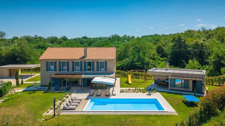 Modern villa Pinca with pool and grill in Vizinada - B&B Lašići