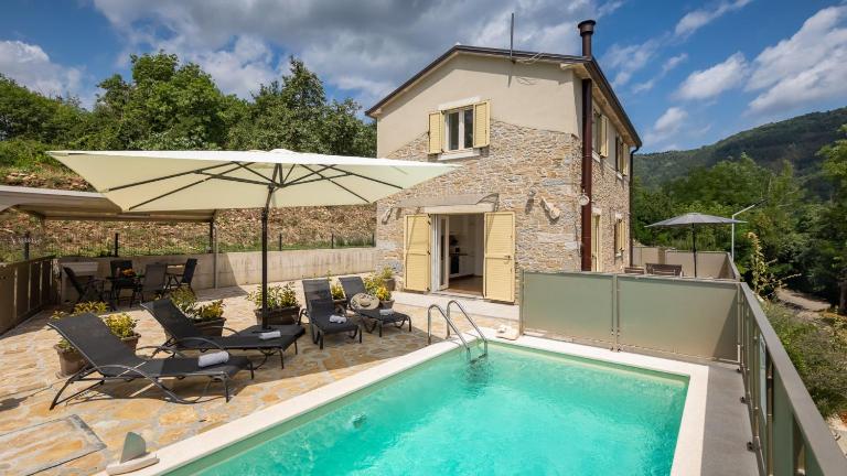 Rustic villa Casa Mavretici with pool in Motovun - B&B Livade