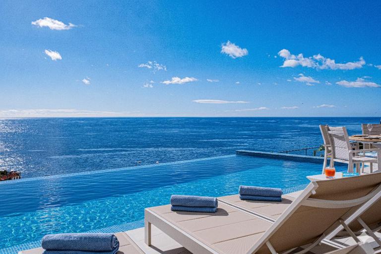 Villa Infinityviews Madeira - Bed and Breakfast Câmara de Lobos