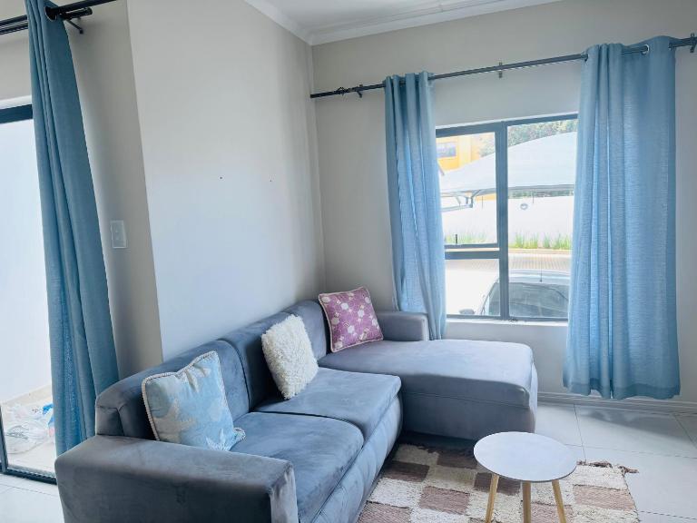 Spacious 2BR #Family & Group Stay #Secure Parking #Fast WiFi - B&B Midrand