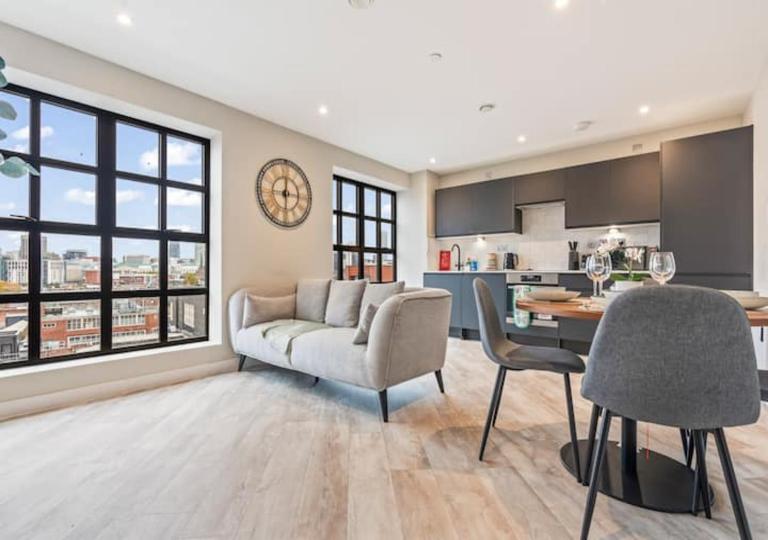 Spacious 2-BR City Escape - Sleeps 4 - Parking Included - Bed and Breakfast Birmingham