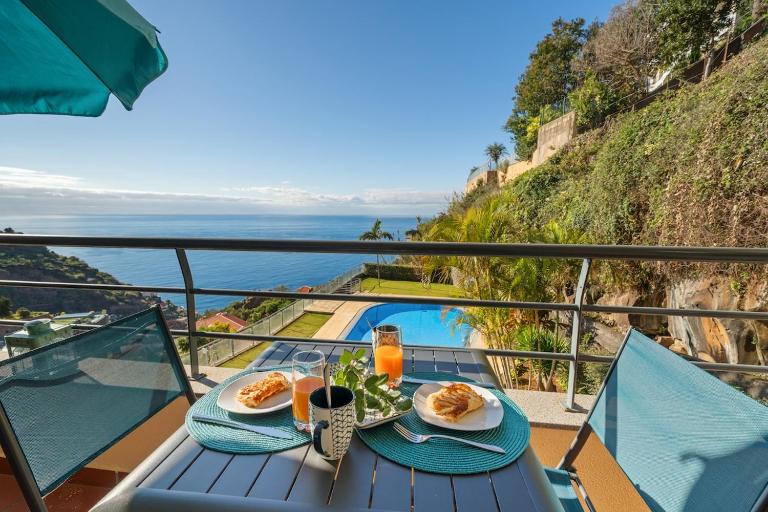 Peace Haven II - B&B Calheta