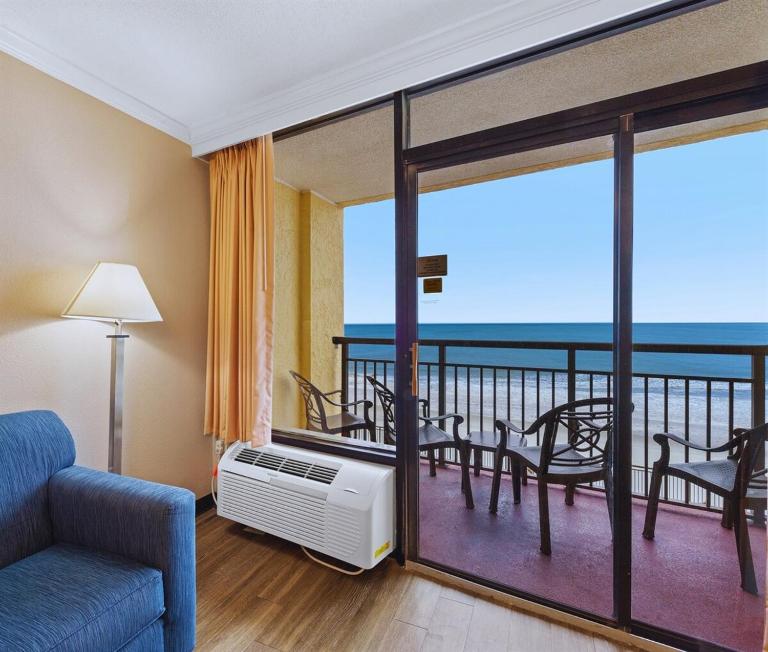 Cozy Beachfront Suite with Balcony 938 - Bed and Breakfast Myrtle Beach