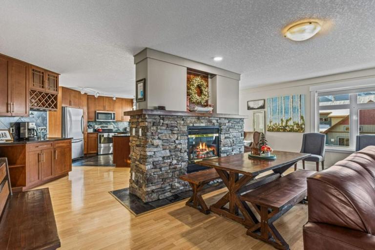 Mountain View Retreat Elegant 3BR condo with Gym - B&B Canmore