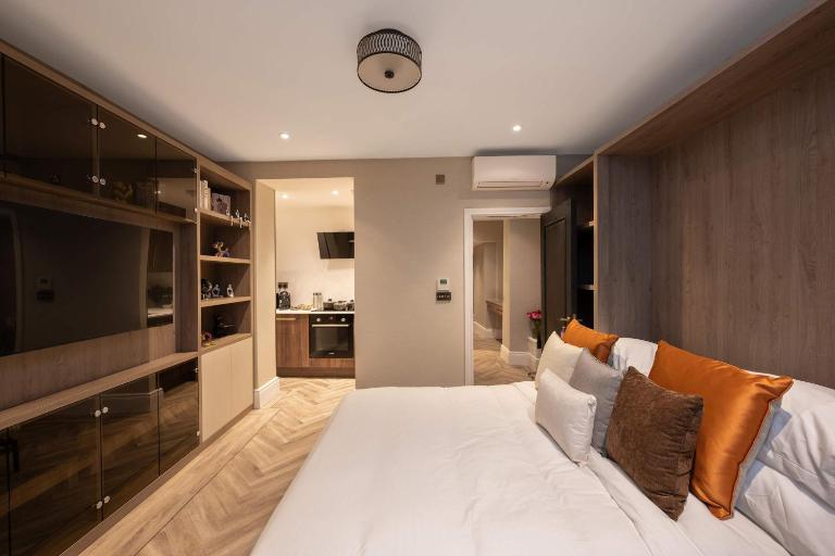 Charles of Mayfair Basement Studio - Bed and Breakfast Londen