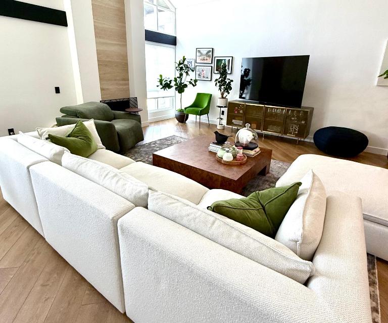 Relaxed, Modern, SoCal Living Near the Beach - B&B Huntington Beach