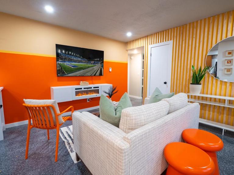The Orange Lounge - 8 min to KU & Mass - B&B Lawrence