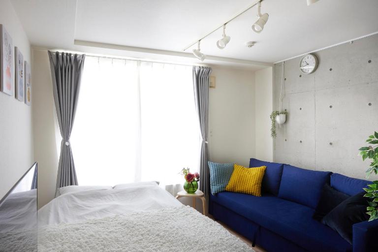306 5 mins train to Roppongi , direct bus to Shibuya - B&B Tokio