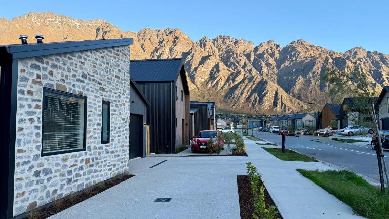 Luxurious Stay with Mountain Views - B&B Queenstown