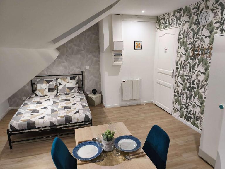 Chic Studio with Parking in Charleville-Mézières - B&B Charleville-Mézières